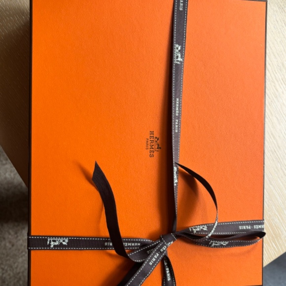 Authentic Hermes shoe box with ribbon - Picture 3 of 6